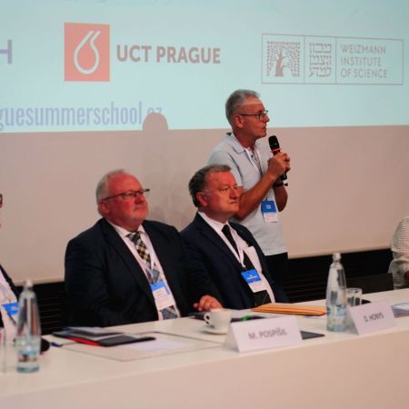 LŠ (zleva prof. Pospíšil, rektor VŠCHT, prof. Honys, AV ČR, prof. Konvalinka ÚOCHB, prof. Fusek IOCB Tech, velvyslankyně Izraele Anna Azari)