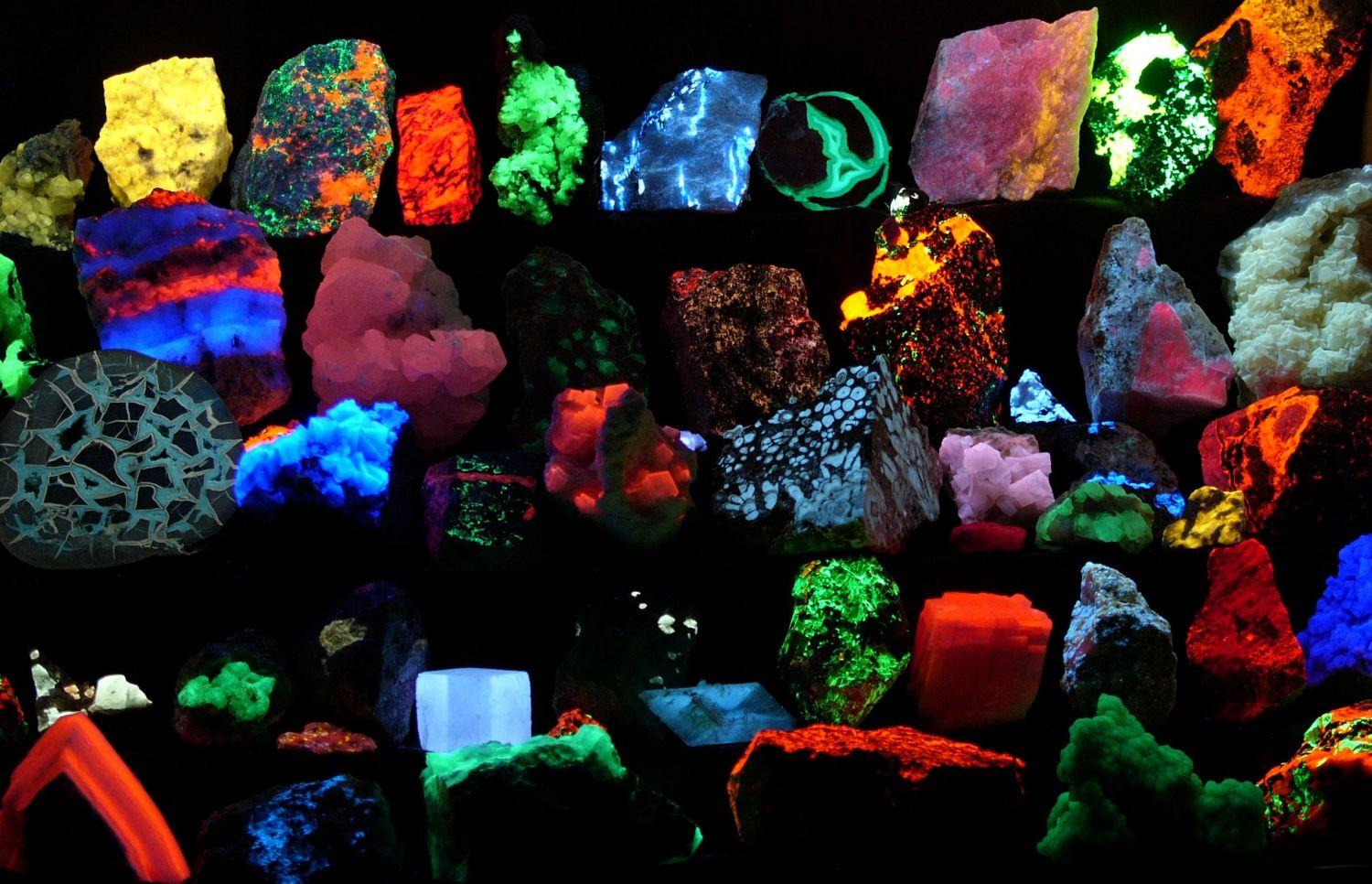 Obr. 1 - Ukázka různých druhů ultrafialovým (UV) světlem osvícených fluorescenčních krystalů, které vyzařují ve viditelné spektrální oblasti. CC BY-SA 2.5 Hannes Grobe-AWI Obr. 1 - Ukázka různých druhů ultrafialovým (UV) světlem osvícených fluorescenčních krystalů, které vyzařují ve viditelné spektrální oblasti. CC BY-SA 2.5 Hannes Grobe-AWI