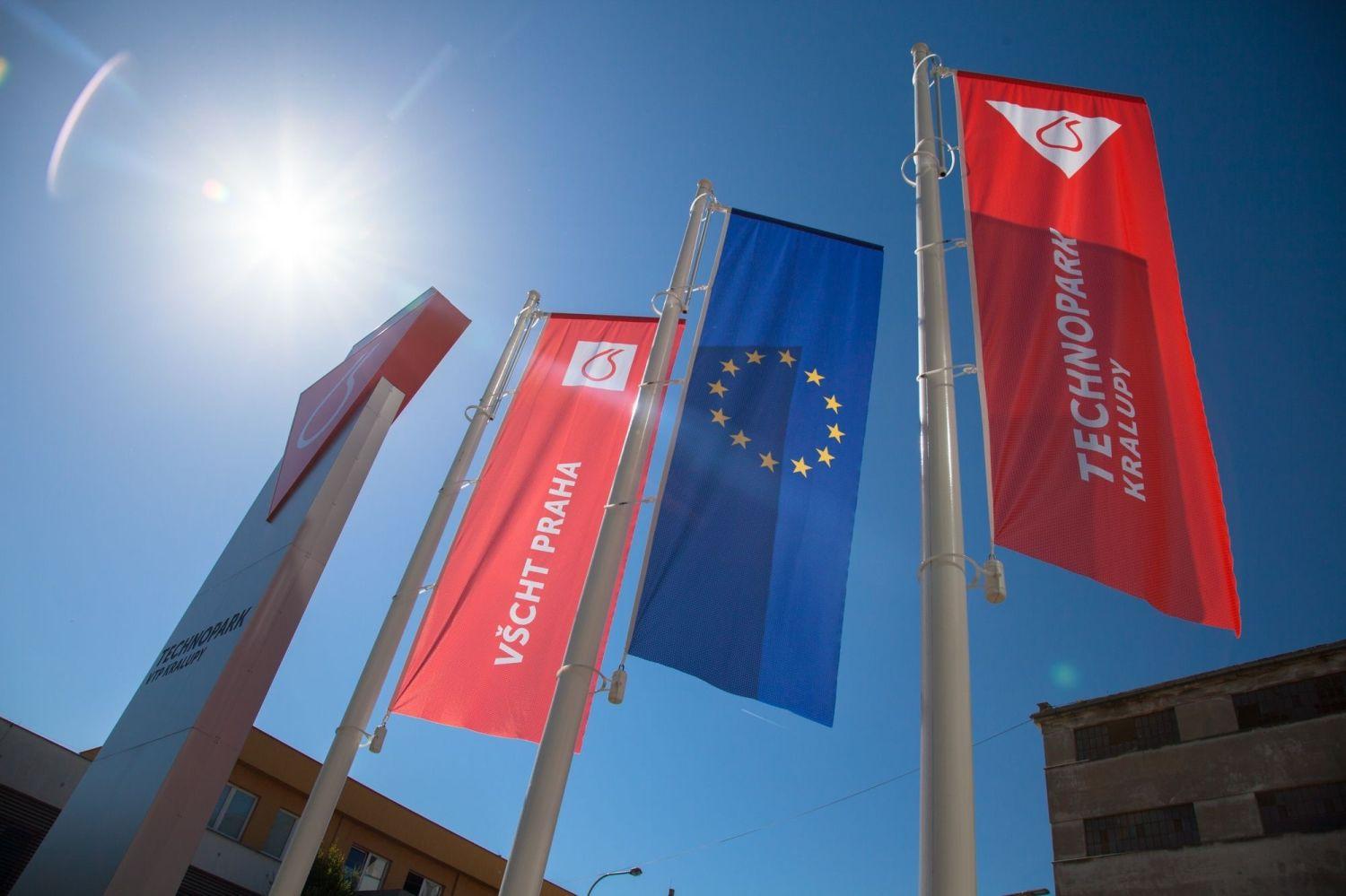 2015_10_06__Brandove_fotky__Fotoarchiv_VSCHT__2015_Brandove fotografie_Obecne vizualy_Technopark Kralupy_vlajky__Fotobanka__0005